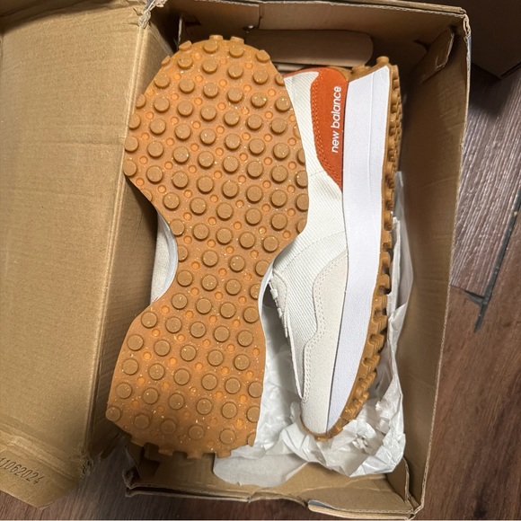 New Balance 327 Sea Salt Rust Oxide Women Sz 7.  M 5.5 - Picture 3 of 6